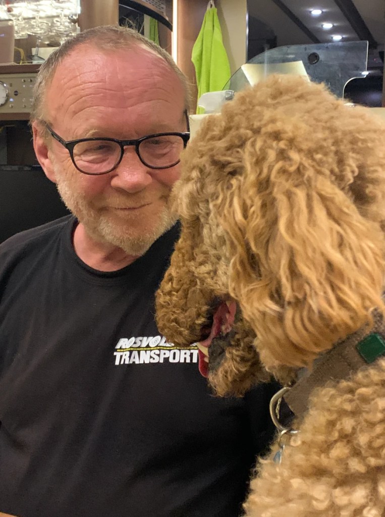 Dette bildet har en tom alt-tekst; dets filnavn er ludo-og-pappa.webp