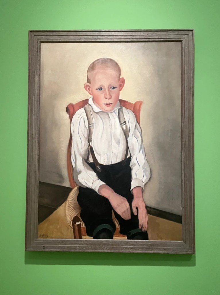 Maleri av en ung gutt som sitter på en stol, iført hvit skjorte og sorte bukser med seler, mot en grønn bakgrunn.